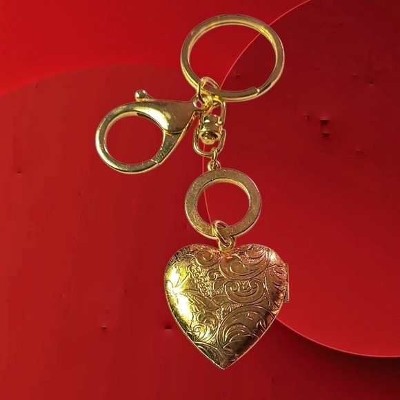Gold Heart Locker Keychain Charm Accessory vtg style - Picture 4 of 10